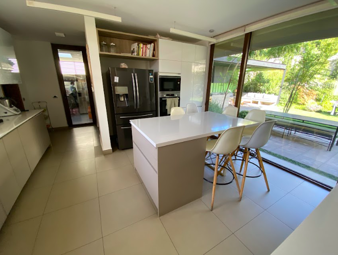 Estupenda Casa Mediterránea En Exclusivo Condominio