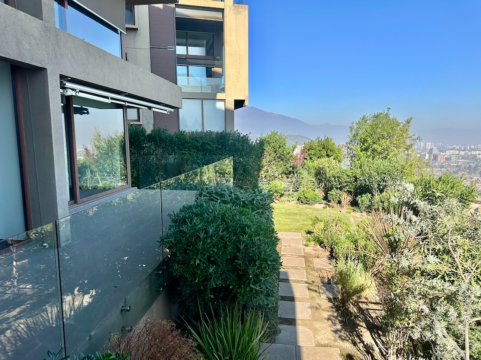 Departamento con jardín y  Vista Espectular en Locurro Vitacura