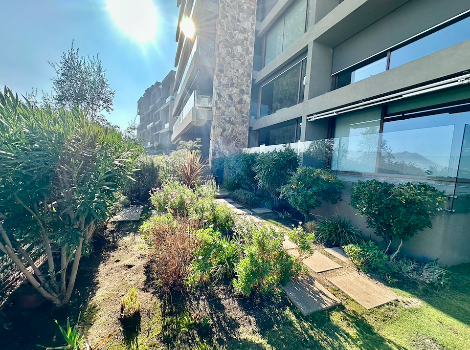 Departamento con jardín y  Vista Espectular en Locurro Vitacura