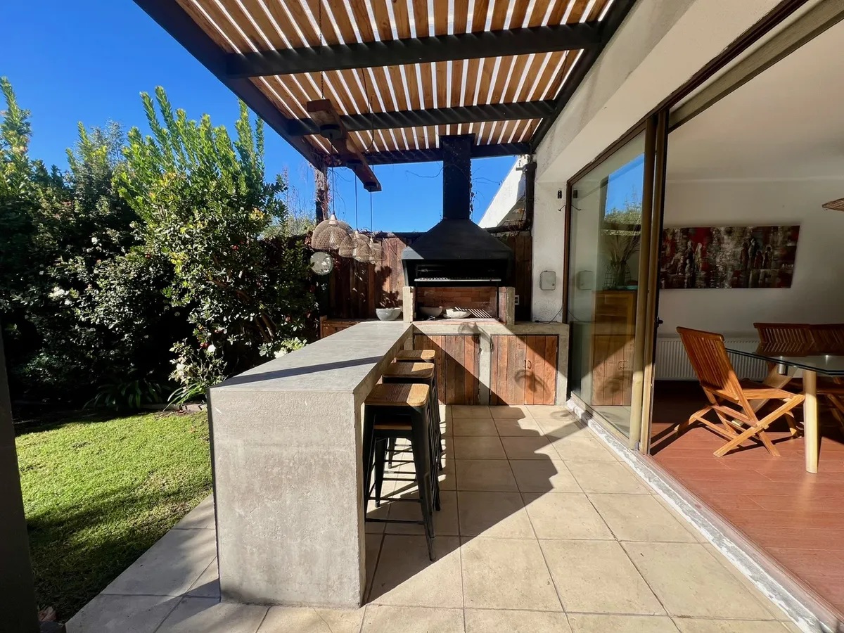 Casa Cercana a Valle de Monasterio – Santiago College