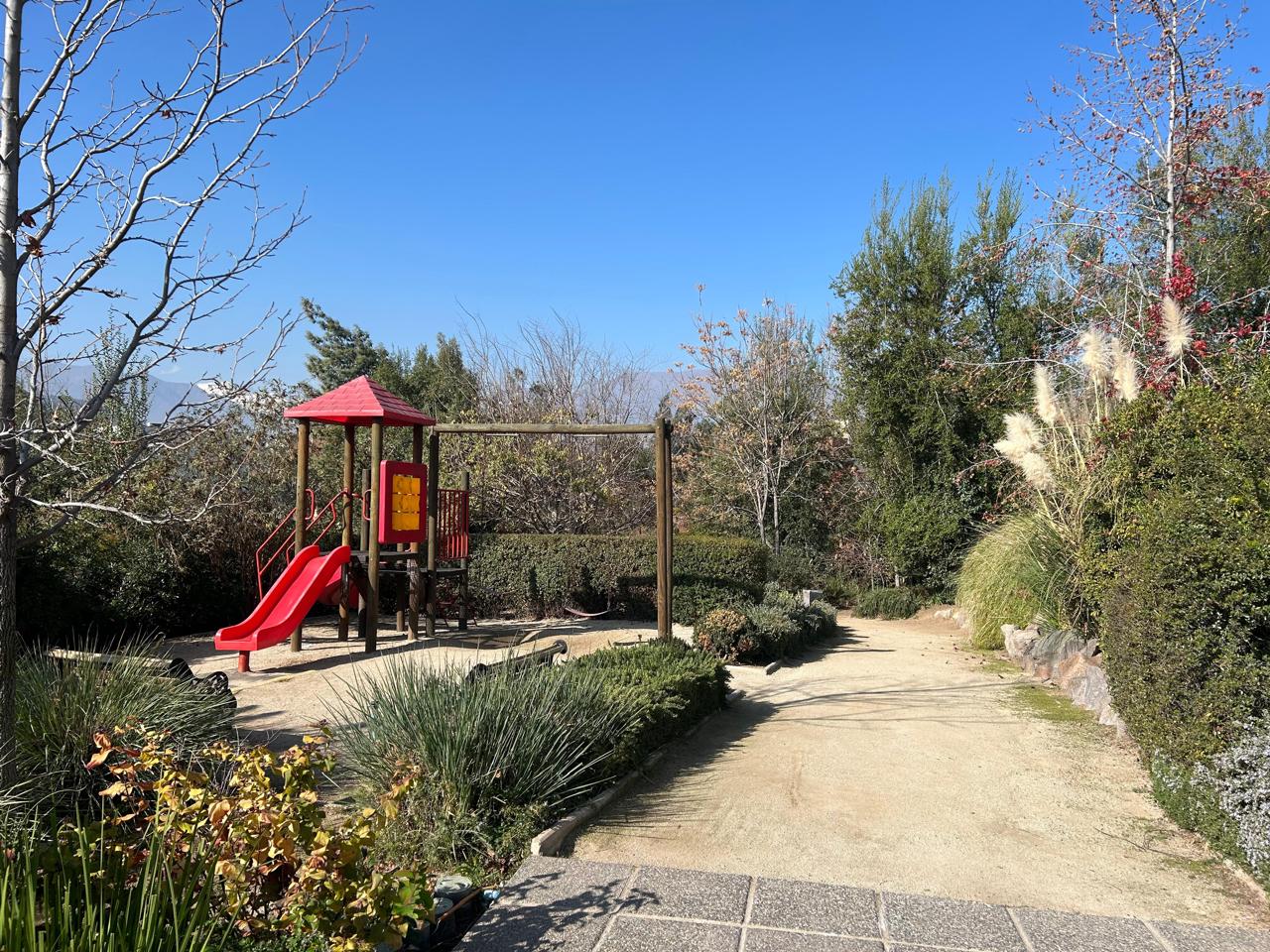 Casa Cercana a Valle de Monasterio – Santiago College