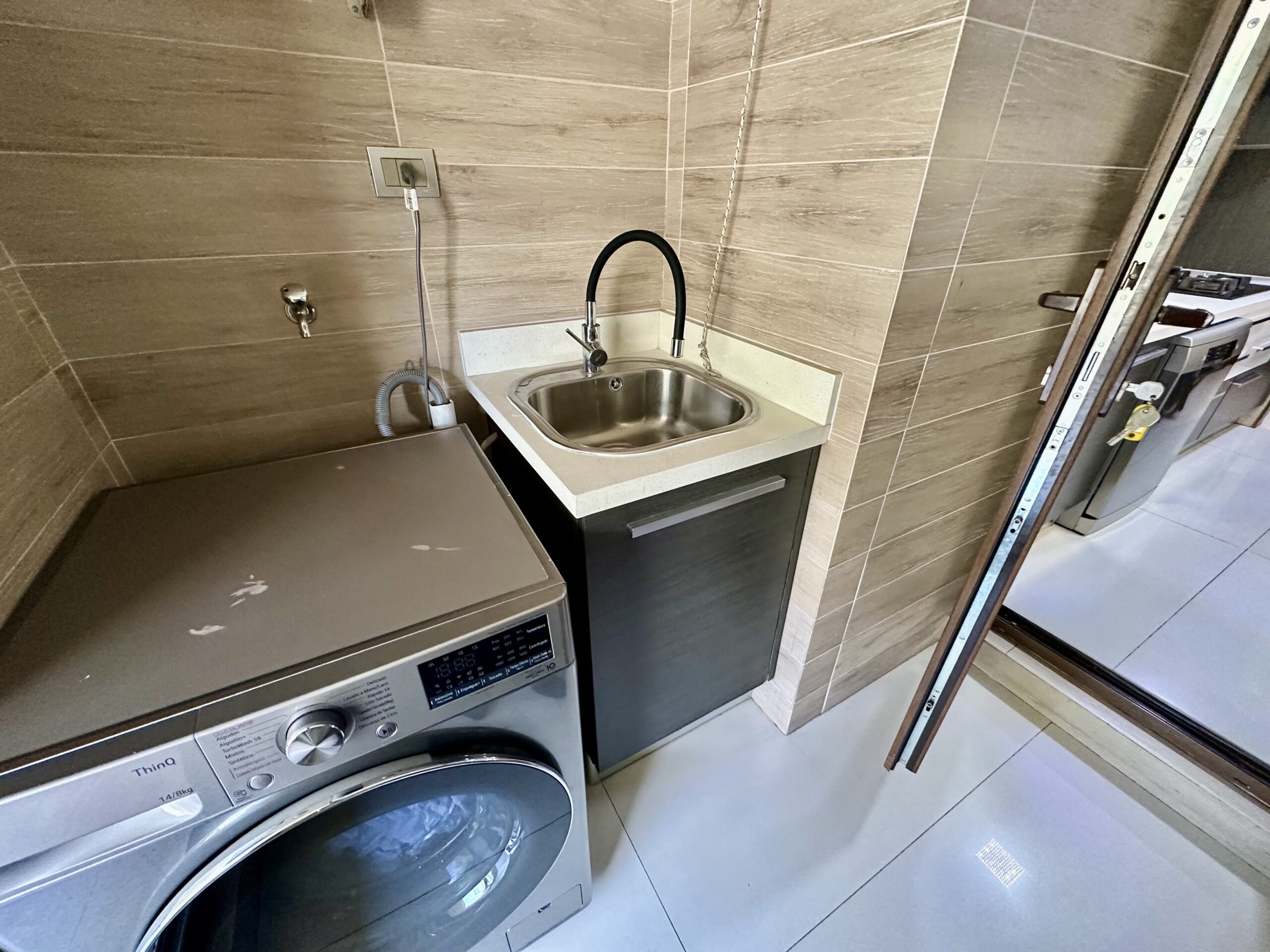 Acogedor, Moderno Departamento Cerca Portal La Dehesa