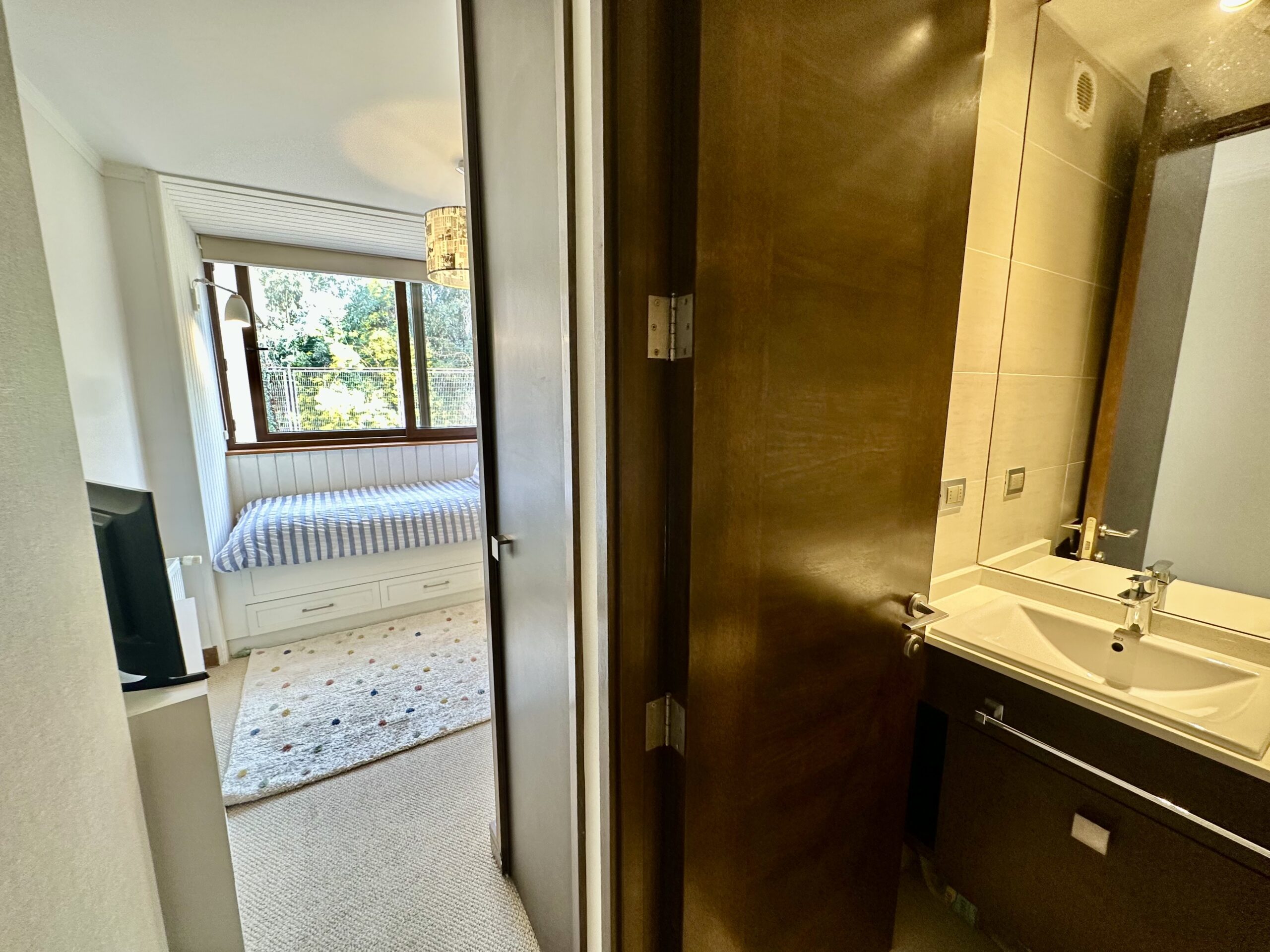 Acogedor, Moderno Departamento Cerca Portal La Dehesa