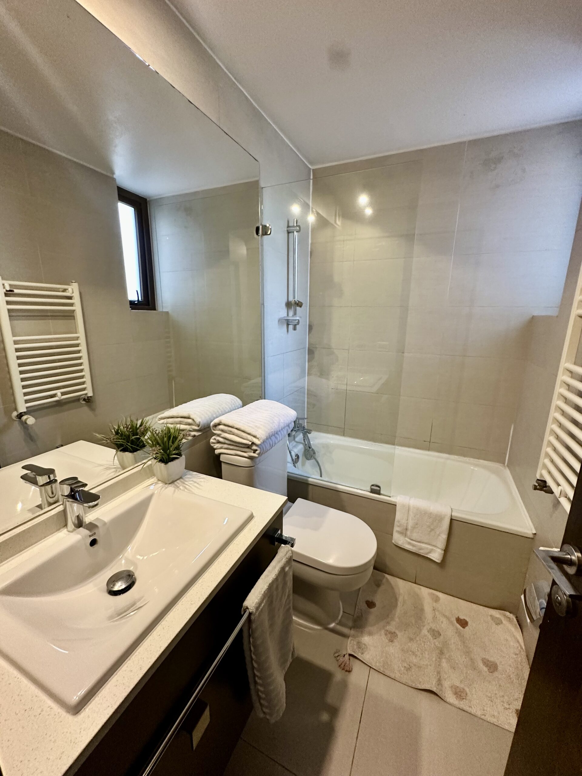 Acogedor, Moderno Departamento Cerca Portal La Dehesa