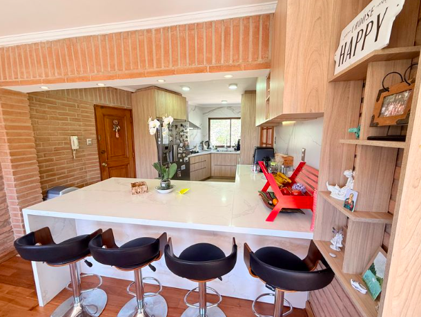 Espectacular Casa Con Hermosa Vista, Cercano A Los Trapenses