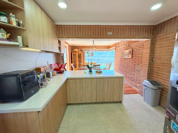 Espectacular Casa Con Hermosa Vista, Cercano A Los Trapenses