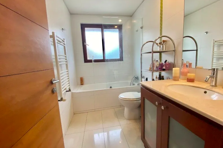 CASA MEDITERRANEA CERCANA A MANQUEHUE ORIENTE – LA DEHESA