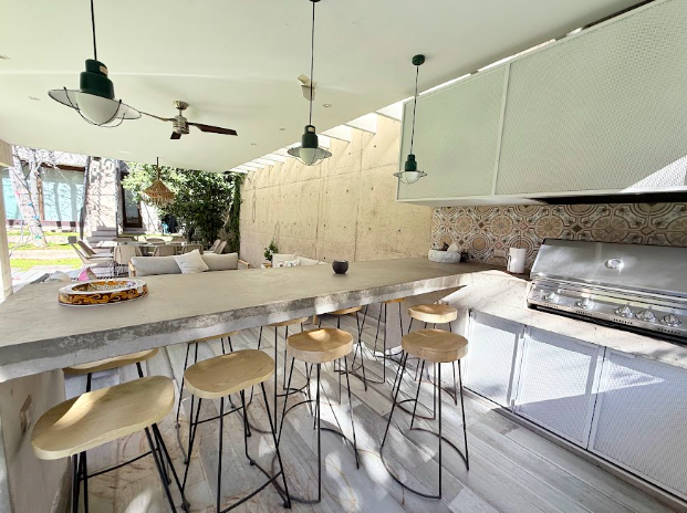 Espectacular casa mediterránea en Condominio con arquitectura moderna