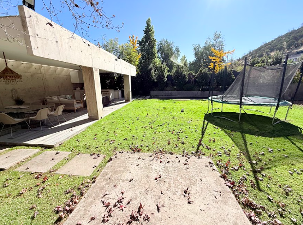 Espectacular casa mediterránea en Condominio con arquitectura moderna
