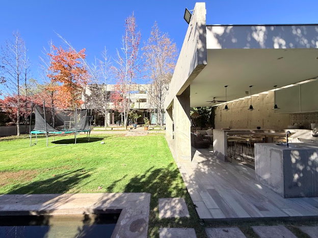 Espectacular casa mediterránea en Condominio con arquitectura moderna