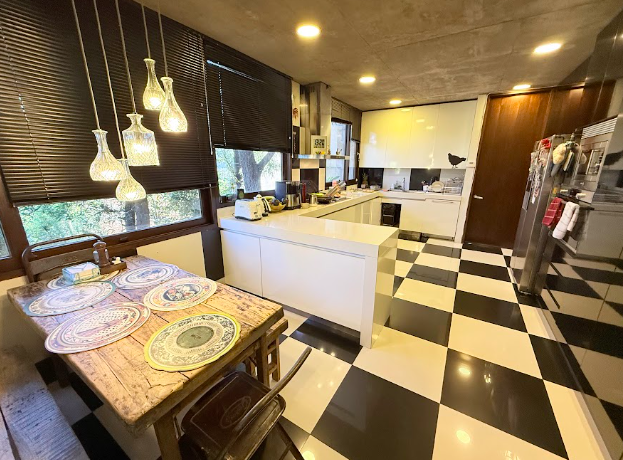 Espectacular casa mediterránea en Condominio con arquitectura moderna