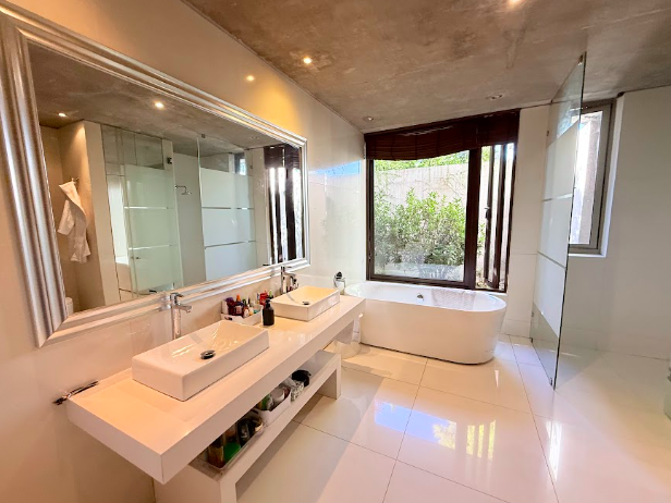 Espectacular casa mediterránea en Condominio con arquitectura moderna