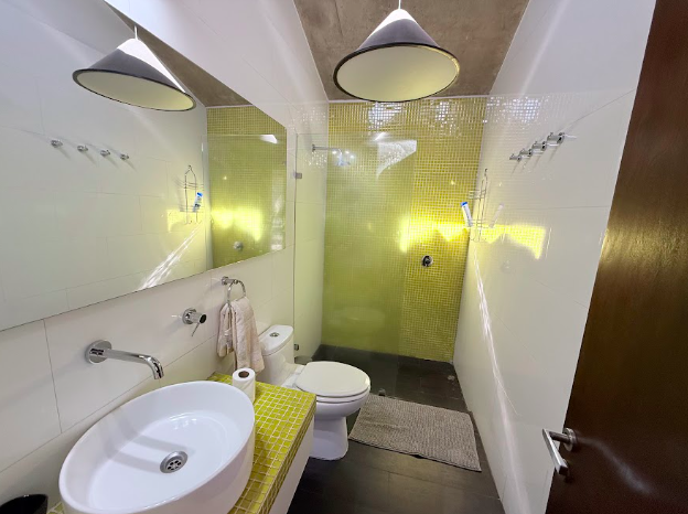 Espectacular casa mediterránea en Condominio con arquitectura moderna