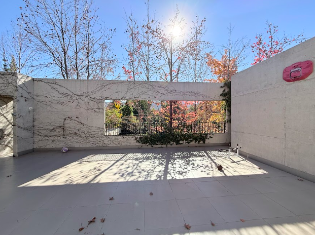 Espectacular casa mediterránea en Condominio con arquitectura moderna