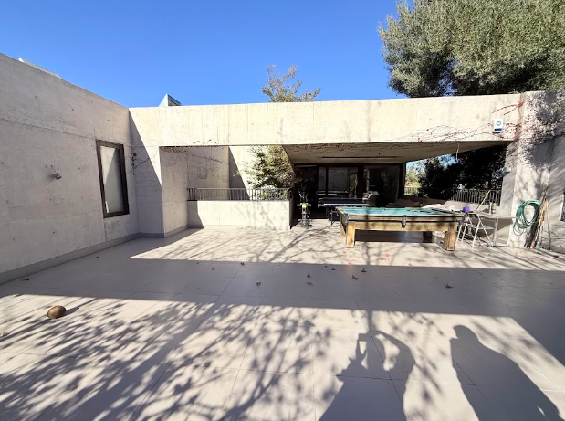 Espectacular casa mediterránea en Condominio con arquitectura moderna