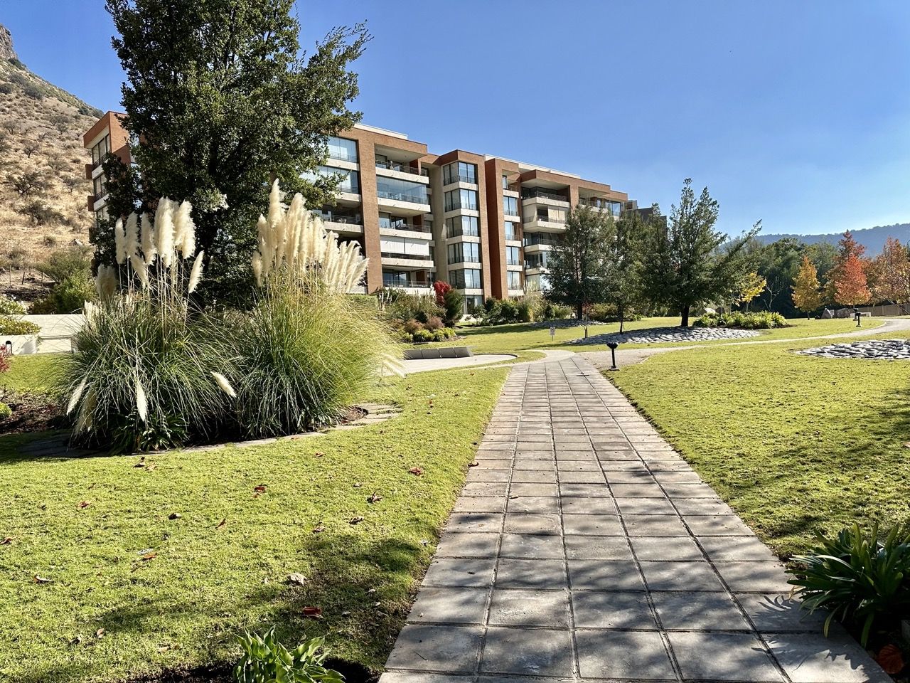 DEPARTAMENTO REMODELADO CON JARDÍN – VALLE MONASTERIO, LO BARNECHEA