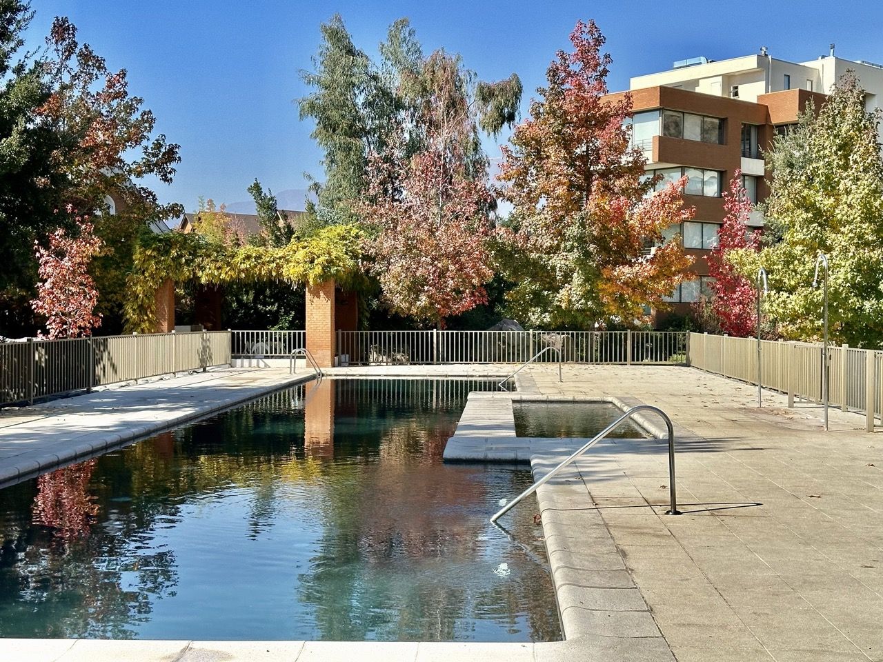 DEPARTAMENTO REMODELADO CON JARDÍN – VALLE MONASTERIO, LO BARNECHEA