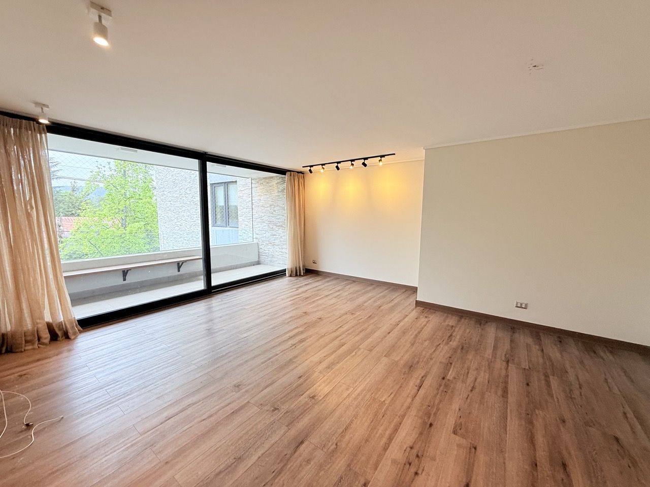 Espectacular Depto. En Sector Residencial Dehesa Central