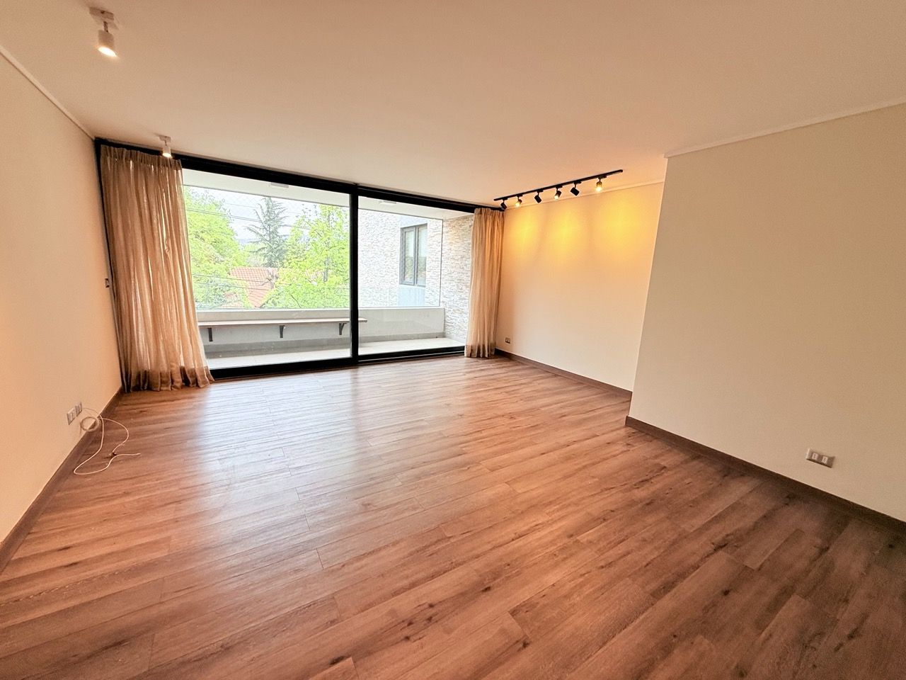 Espectacular Depto. En Sector Residencial Dehesa Central